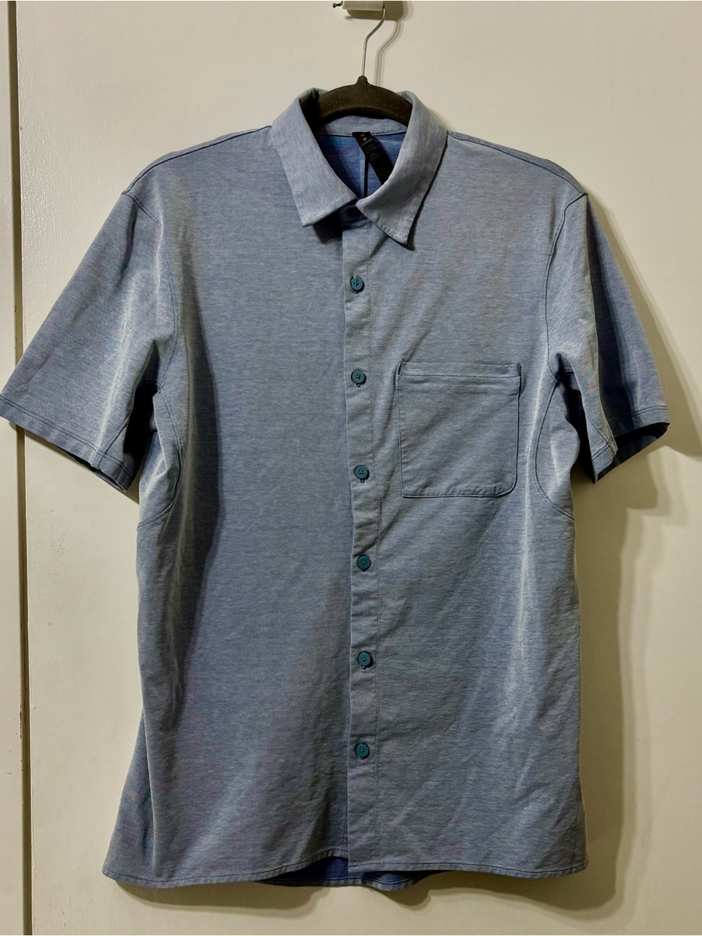lululemon athletica Men's Short Sleeve Button-Down Shirt in Light Blue
